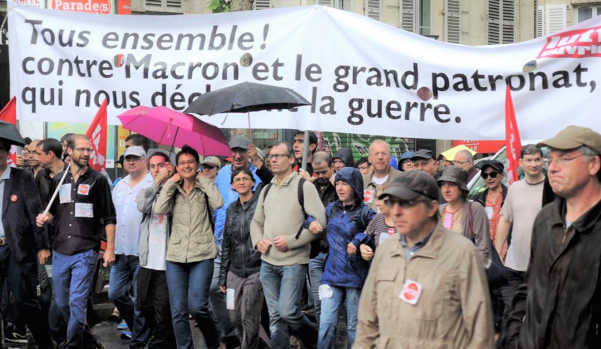 Tête de cortège de Lutte Ouvrière sous la pluie 22 Mai Paris