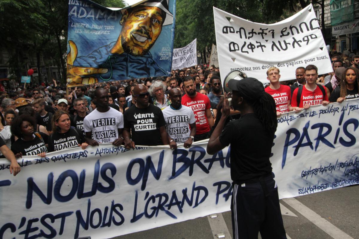 Cortège justice pour Adama, Vérité pour Curtis, en tête de manifestation