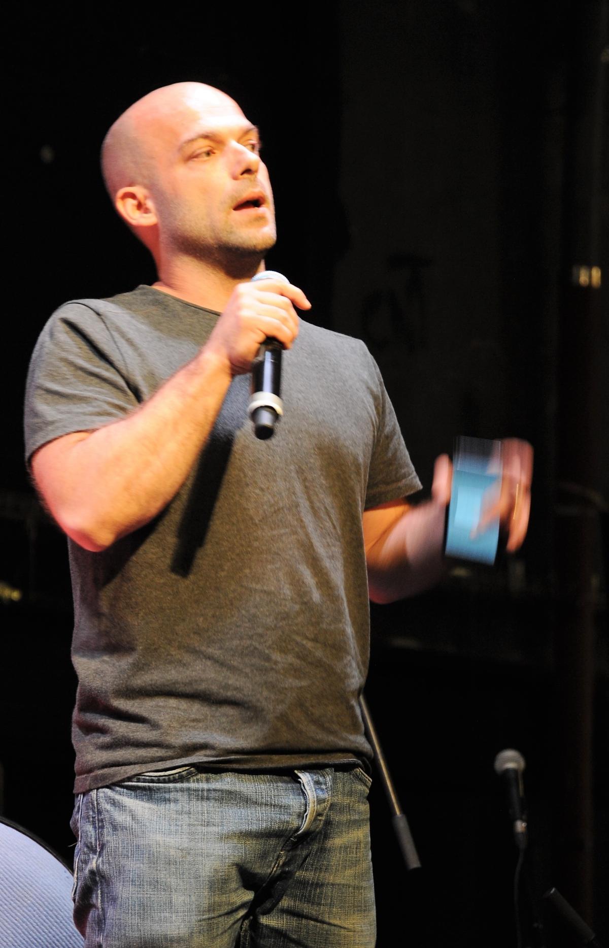 Intervention porte parole de Sud Poste 92 les postiers en grève pour la réintégration de Gaël Quirante