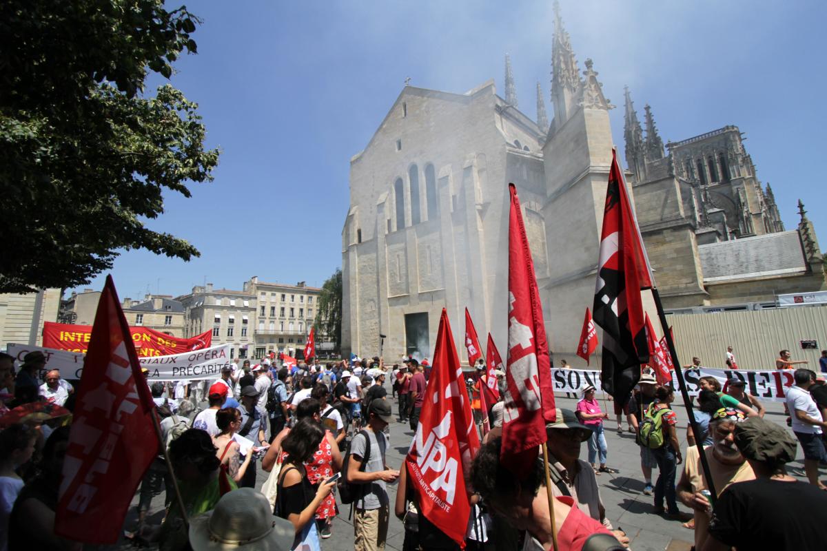 Rassemblement sous un soleil de plomb