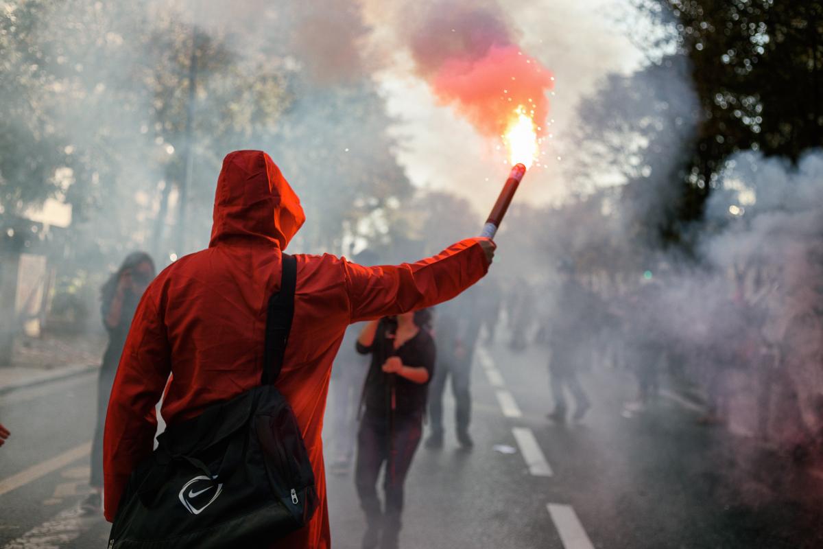 Manifestant avec un fumigène