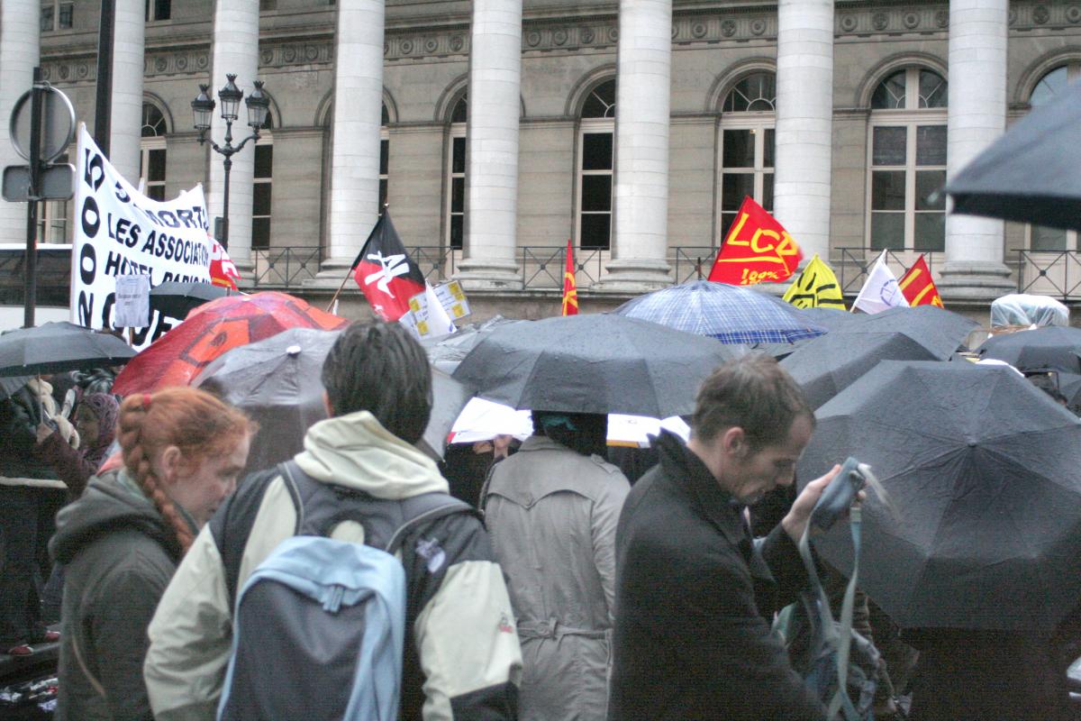 la manifestation devant la bourse