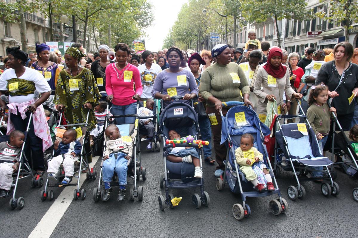 un cortège de poussettes
