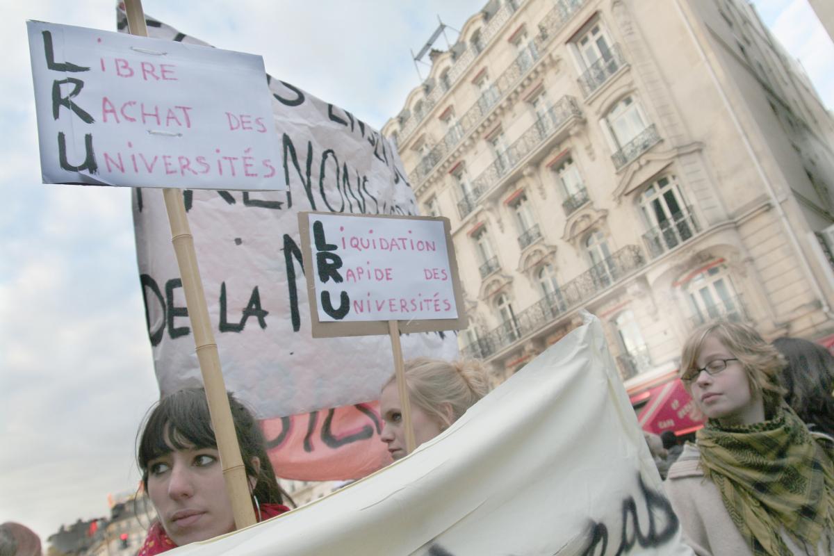 le cortège étudiant contre la loi LRU
