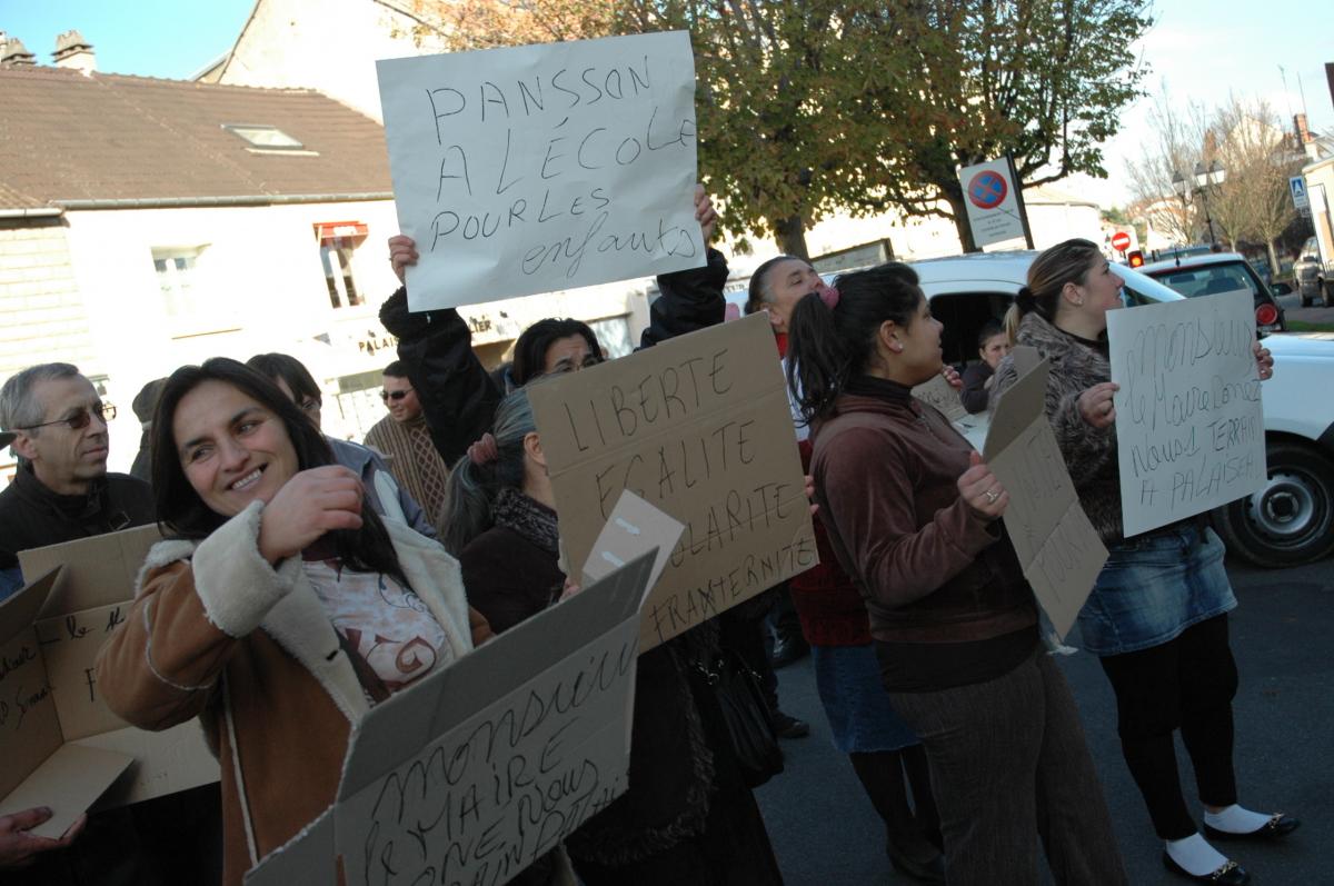 Gitans manifestation à la mairie de Palaiseau Essonne contre une mesure d'expulsion 24 novembre 2007