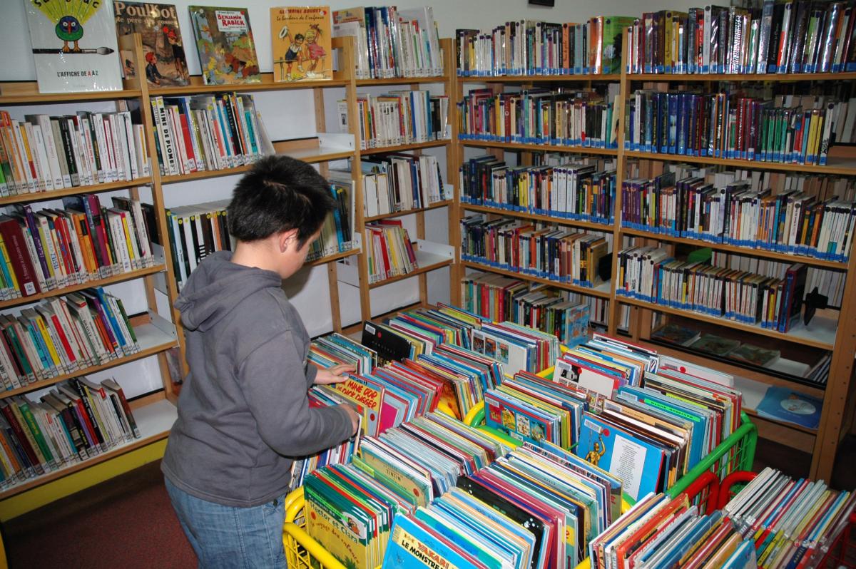 Enfant dans une bibliothèque municipale