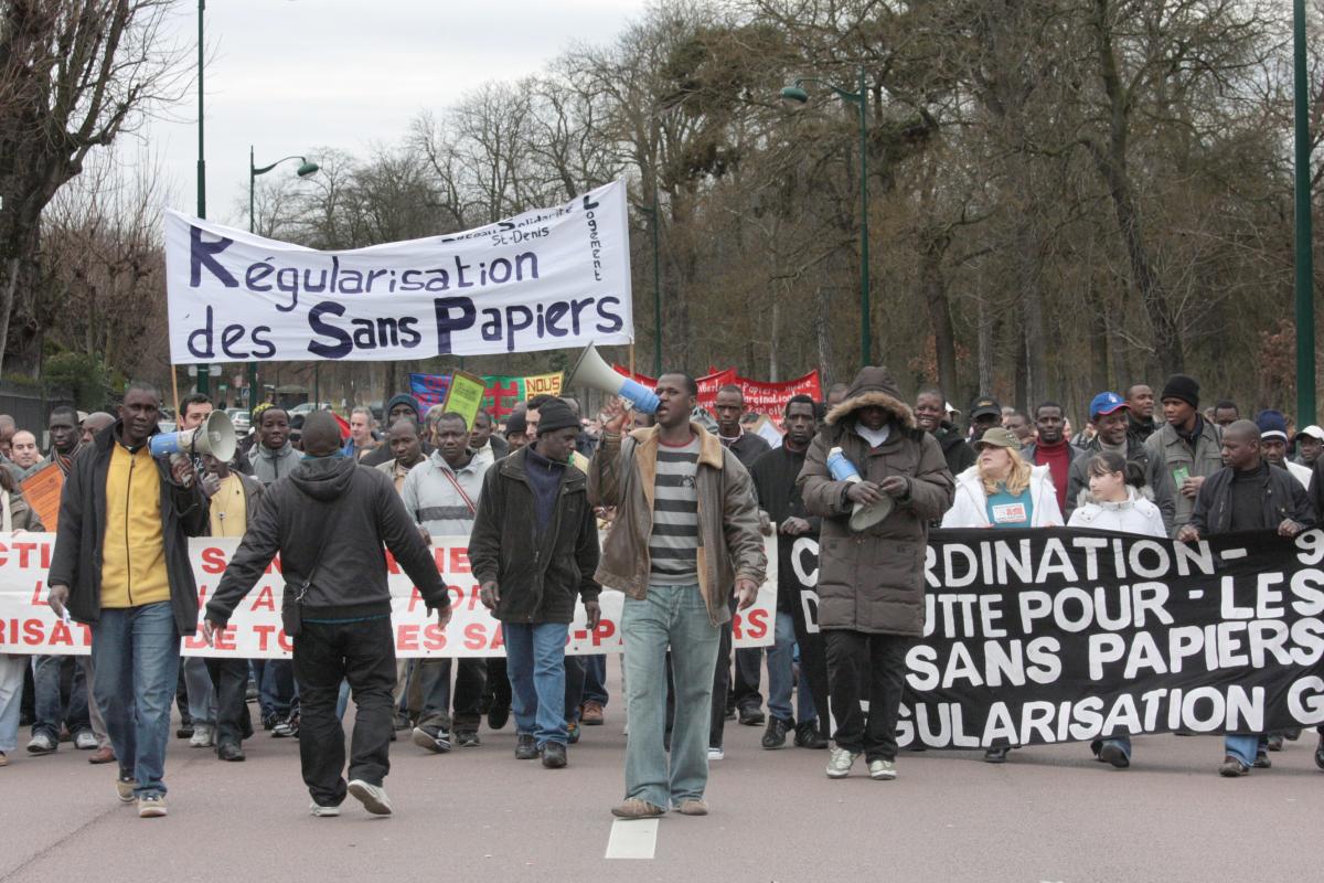 cortège des sans-papiers dans le bois de Vincennes