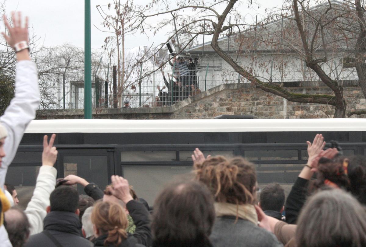 salut entre manifestants et sans-papiers retenus