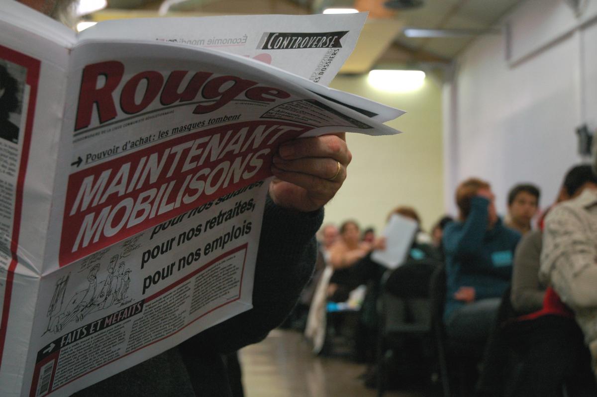 Délégué lisant le journal Rouge