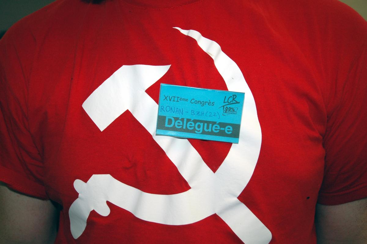 t-shirt avec faucille et marteau et carte de de délégué