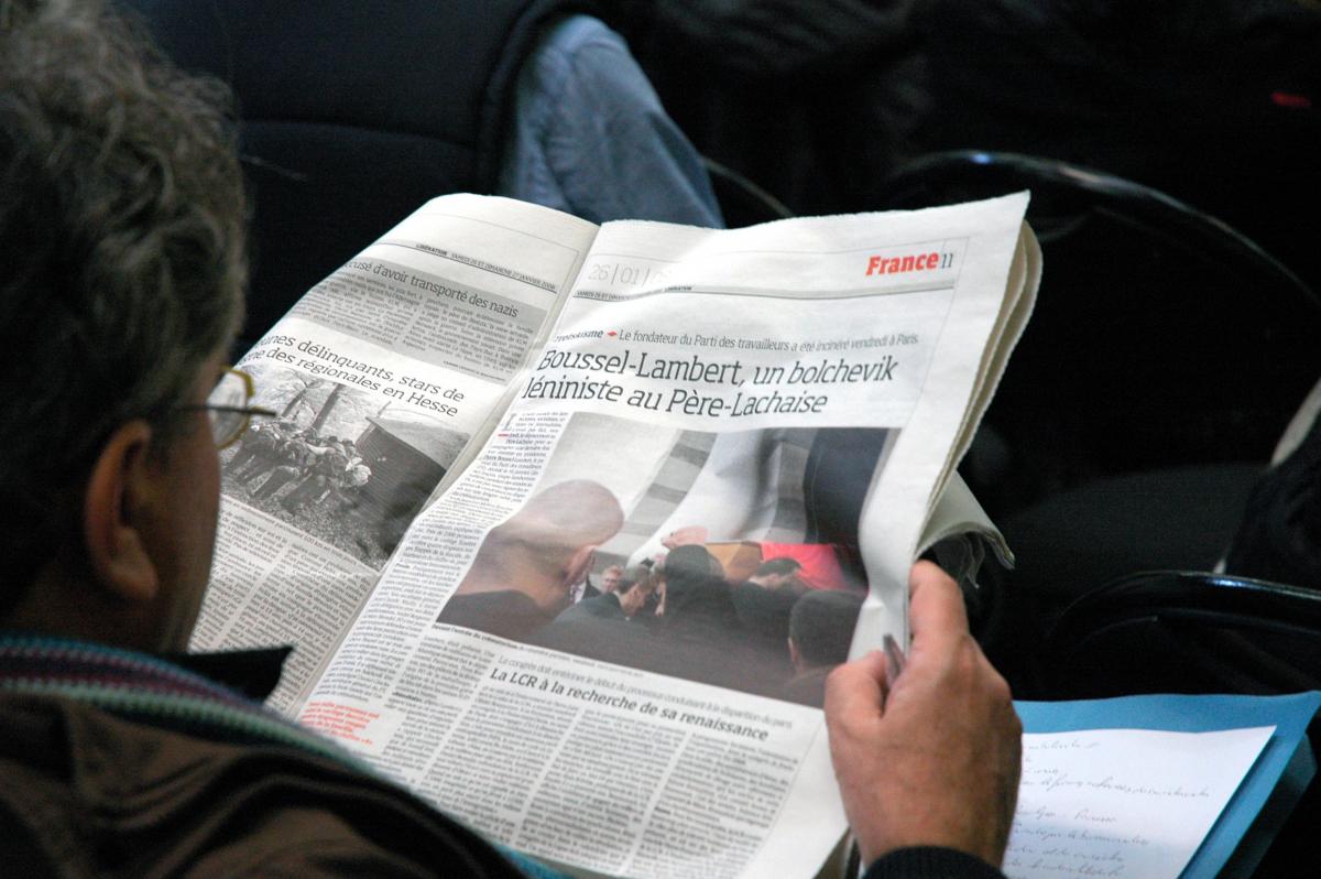 Délégué lisant le compte-rendu des obsèques de Lambert