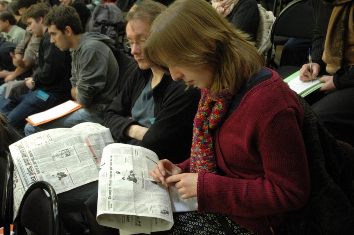 Deux déléguées lisant le journal