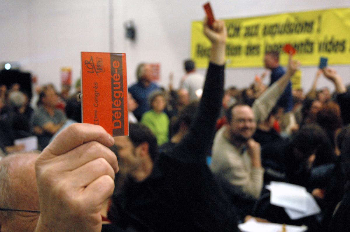 délégué brandissant son mandat pour voter