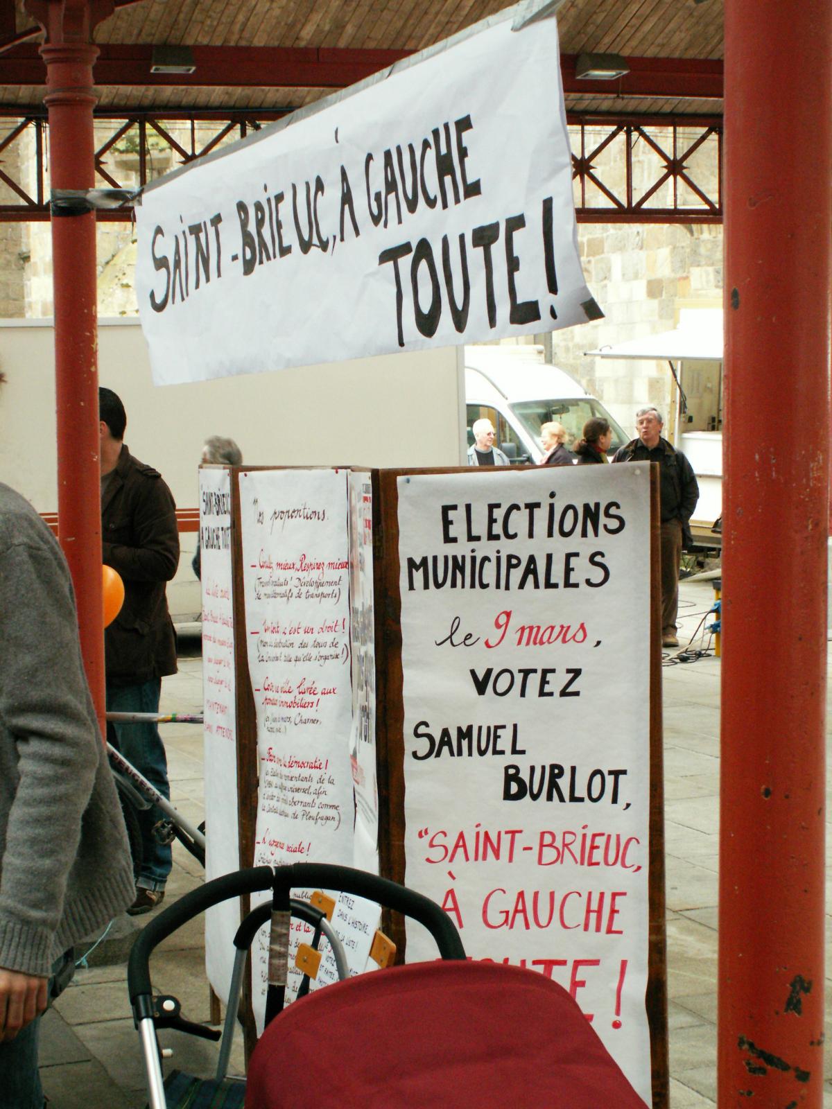 Satnd de Samuel Burlot, candidat LCR, municipales Saint-Brieuc