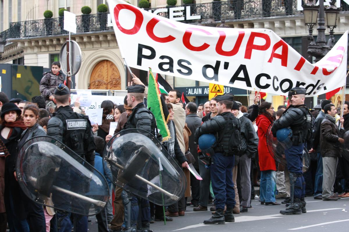 la police contraint la manifestation