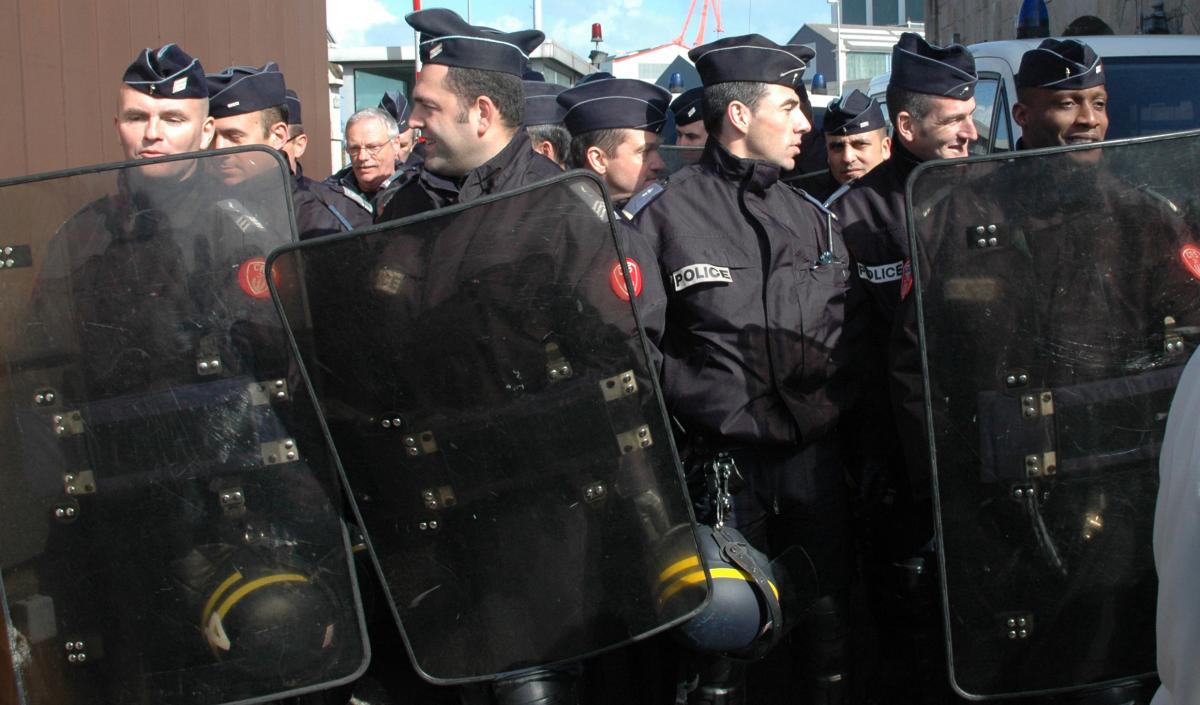 CRS bloquant l'entrée de l'arsenal de Cherbourg