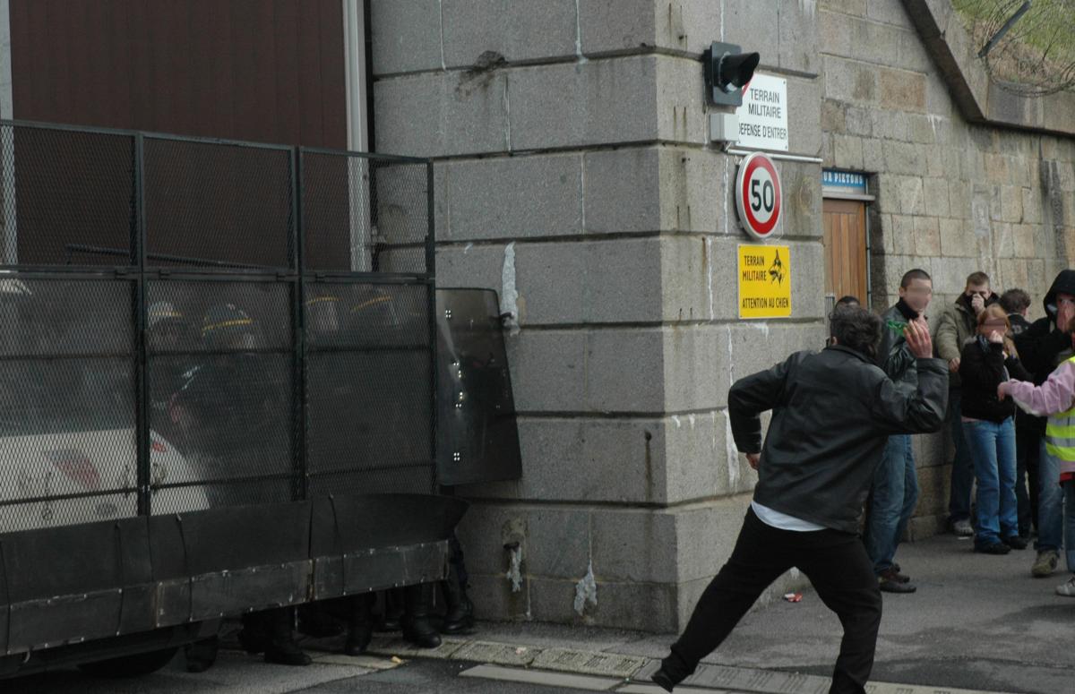 CRS bloquant l'entrée de l'arsenal de Cherbourg