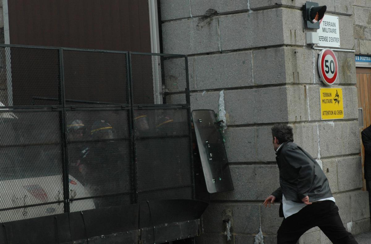 CRS bloquant l'entrée de l'arsenal de Cherbourg