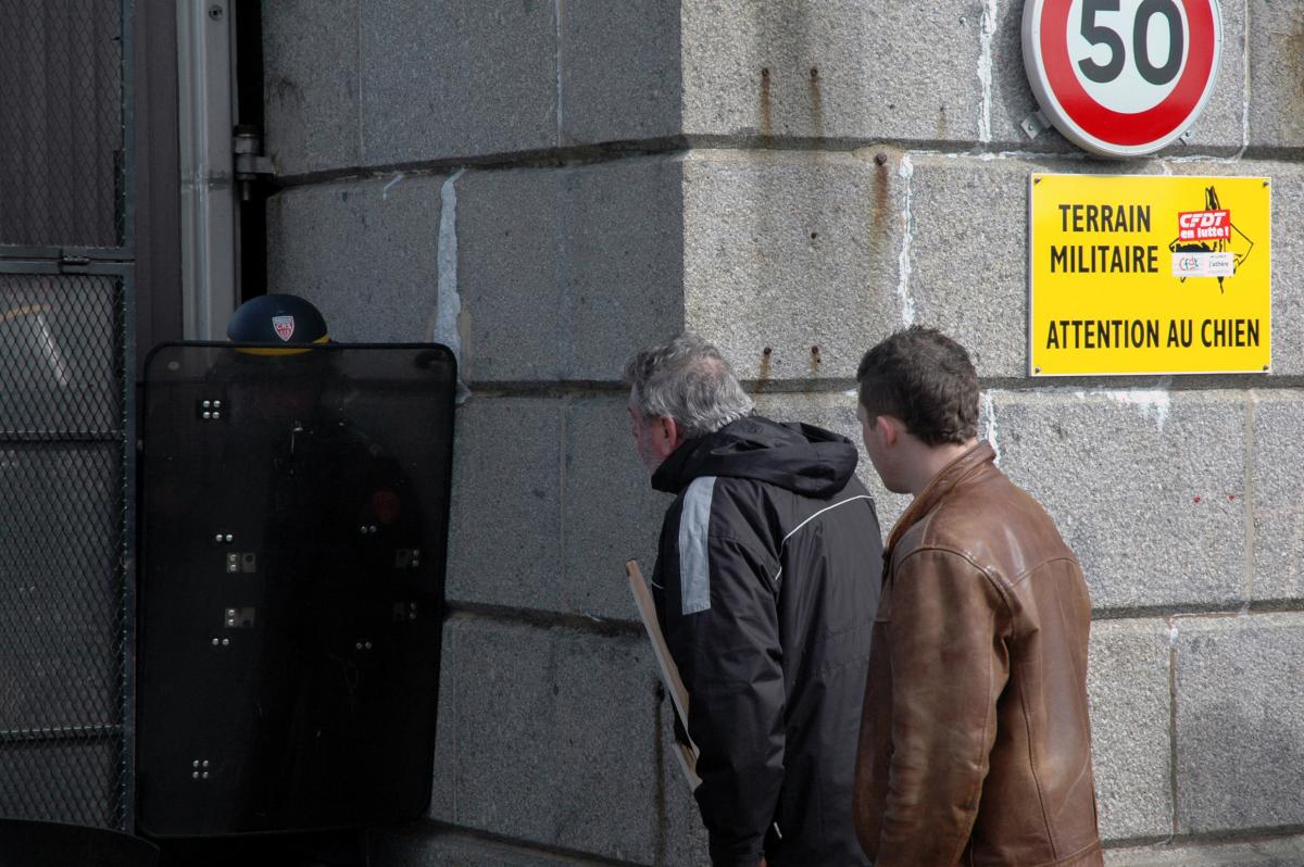 CRS bloquant l'entrée de l'arsenal de Cherbourg