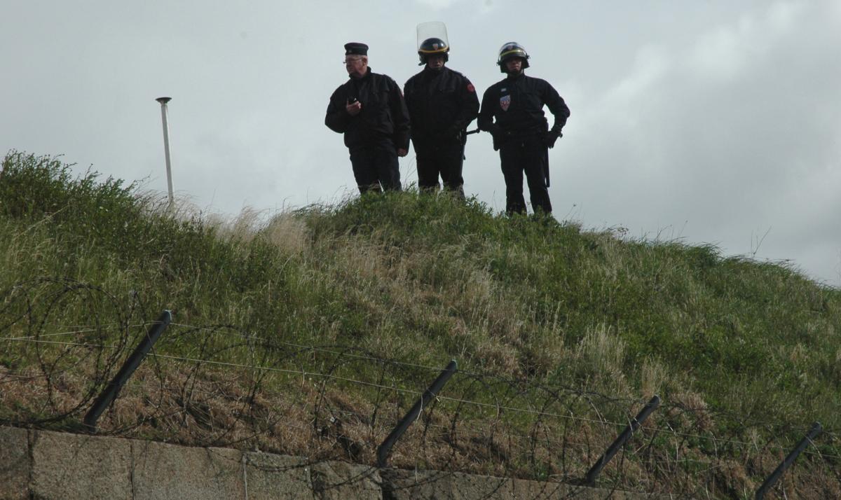 CRS bloquant l'entrée de l'arsenal de Cherbourg