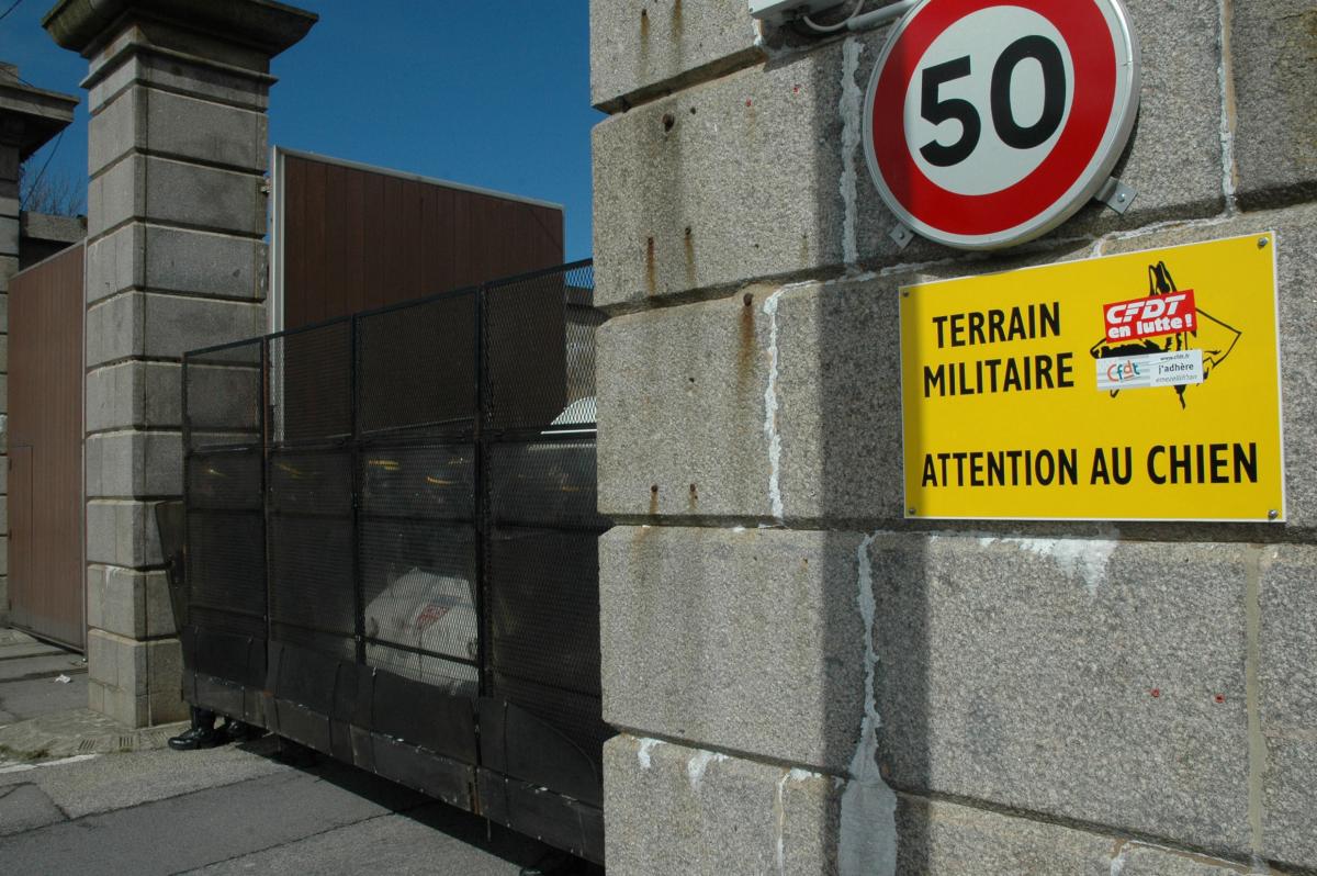 CRS bloquant l'entrée de l'arsenal de Cherbourg