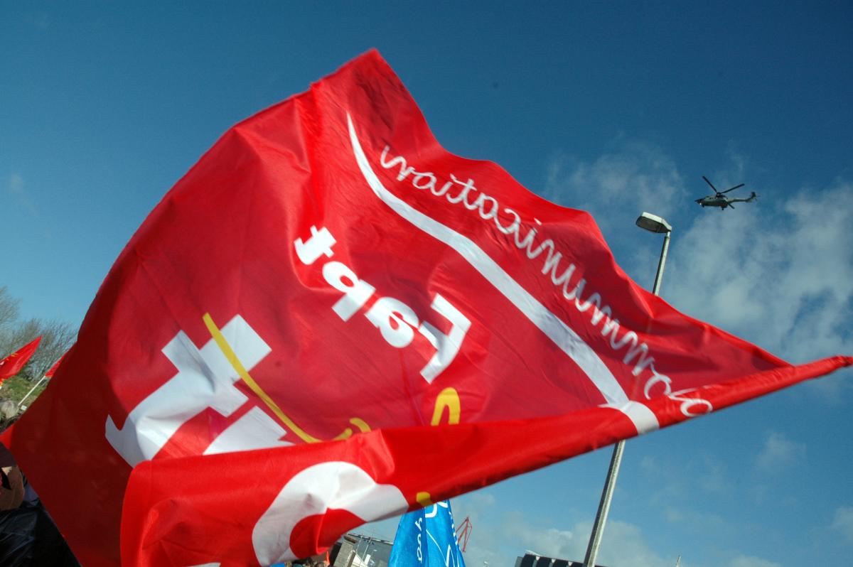 Rassemblement devant l'entrée de l'arsenal de Cherbourg