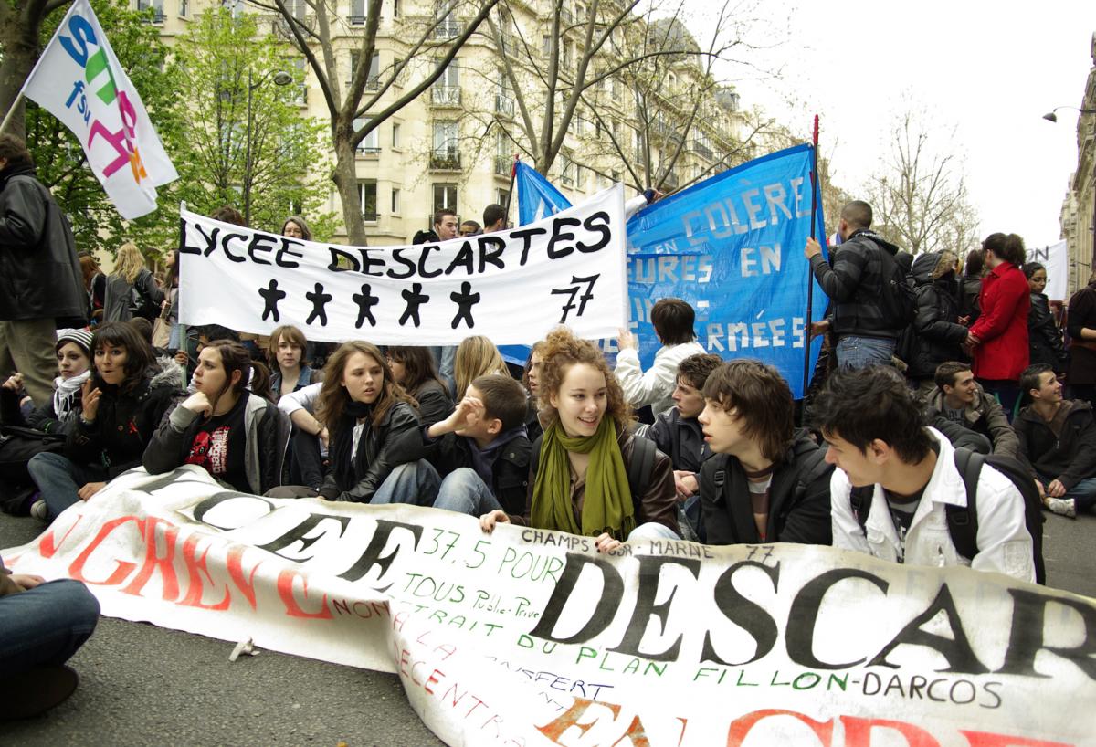 bref sitting des lycéens pendant la manif du 1er avril 2008 à Paris