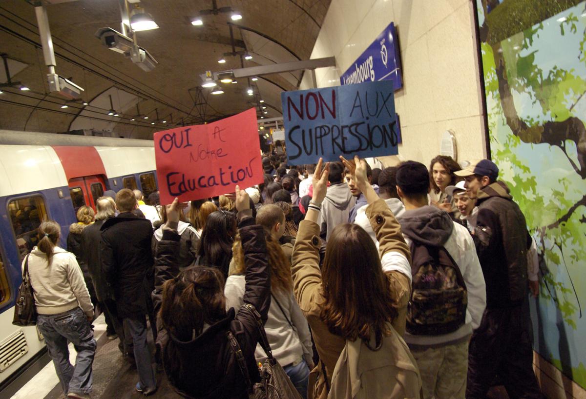 les lycéens manifestants sortent du RER
