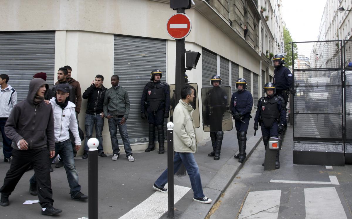 Policiers barrant une route avec une grille