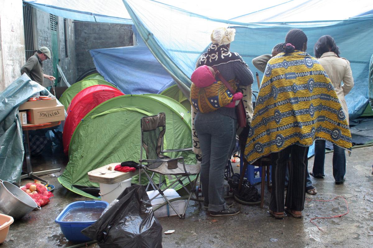 le campement dans la cour de l'immeuble