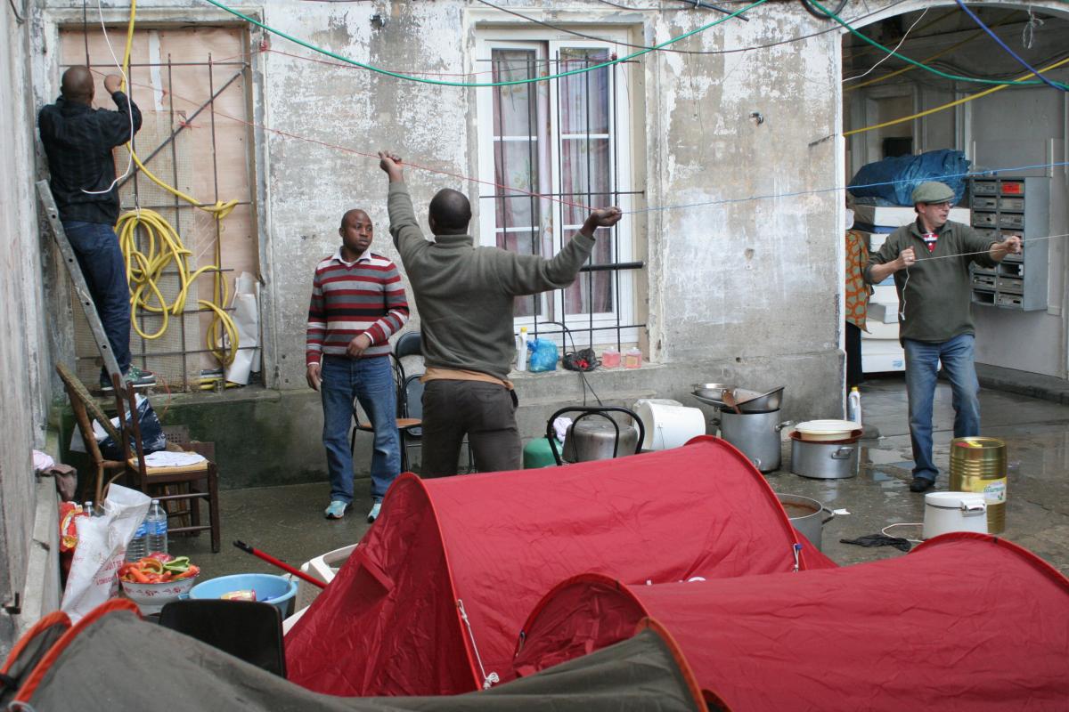 le campement dans la cour de l'immeuble s'organise