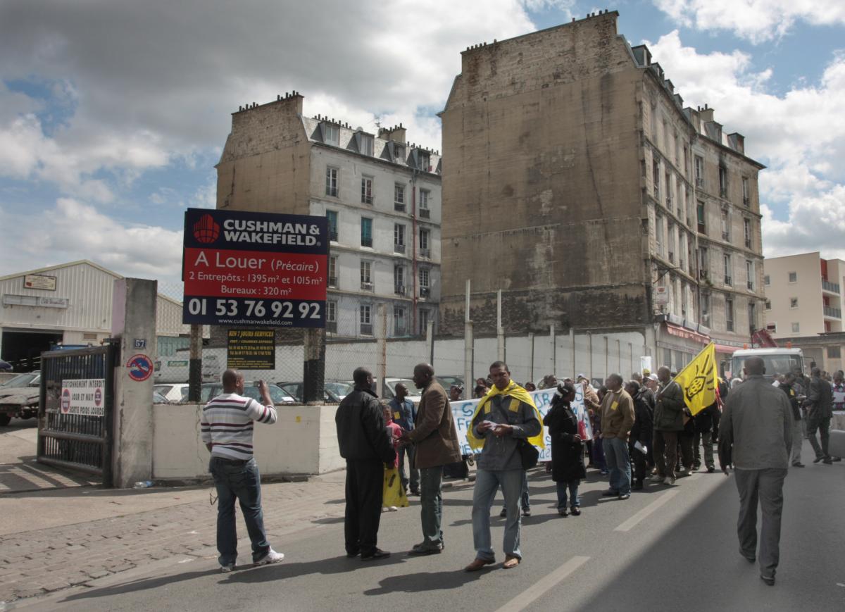 manifestation dans les rues de Saint Denis pour le deuil de Bemba. En arrière plan l'immeuble.