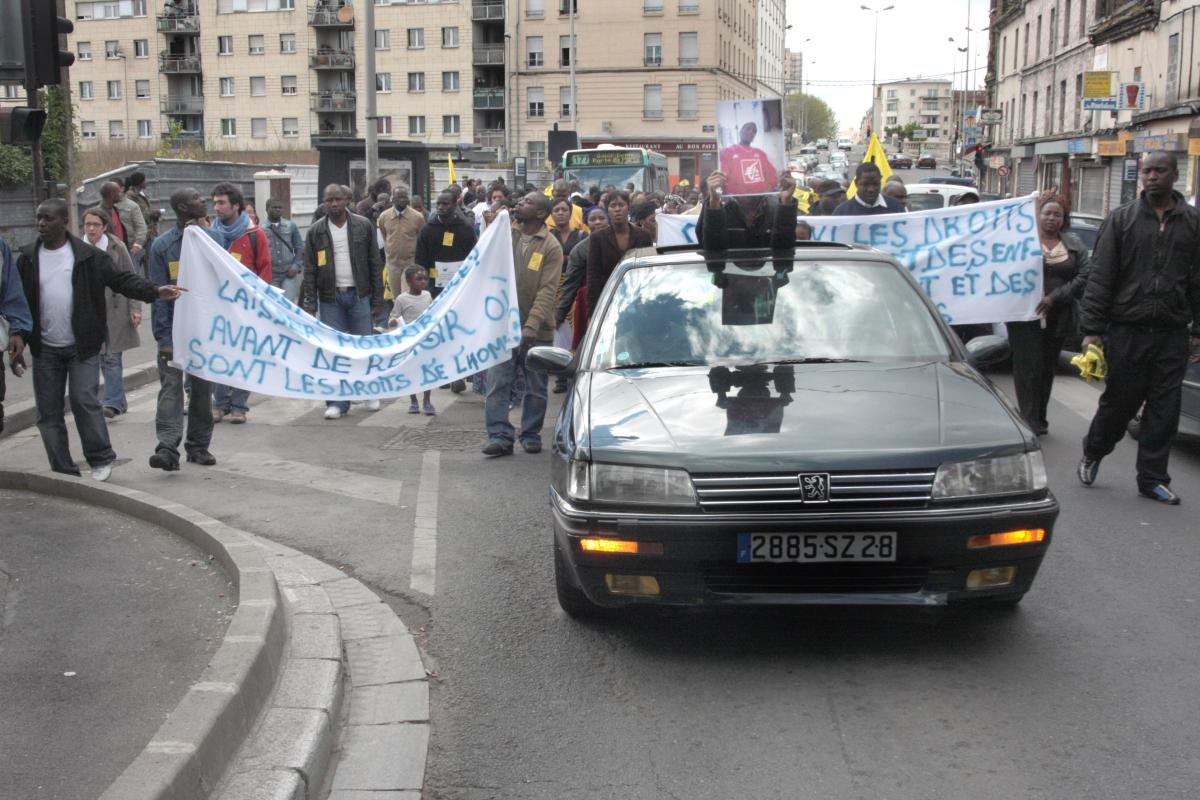 manifestation dans les rues de Saint Denis pour le deuil de Bemba