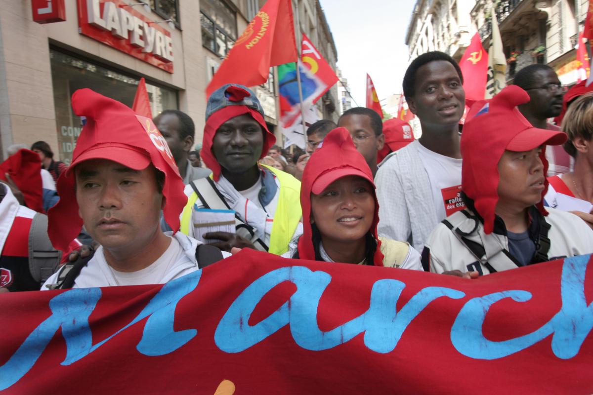 les marcheurs sasn-papiers de Lille en tête de manif
