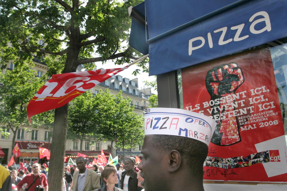 les travailleurs sans-papiers de la pizzéria accueillent la manifestation