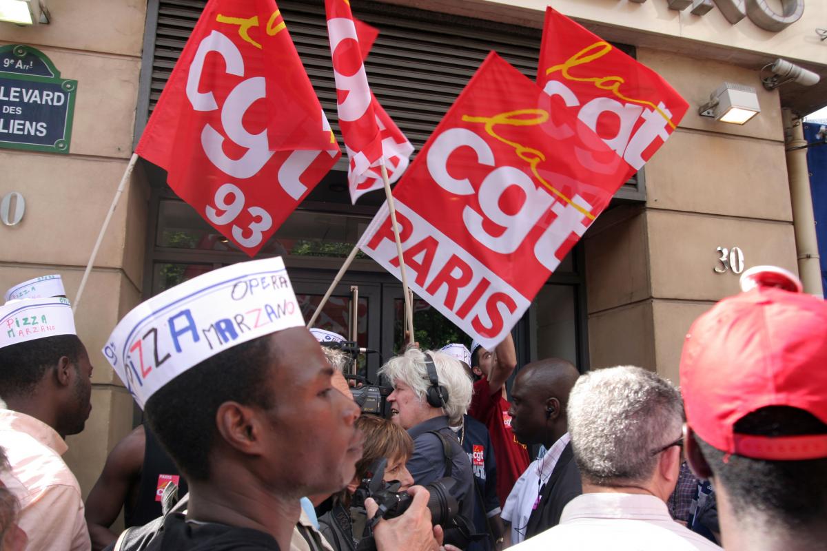 es travailleurs sans-papiers de la pizzéria accueillent la manifestation