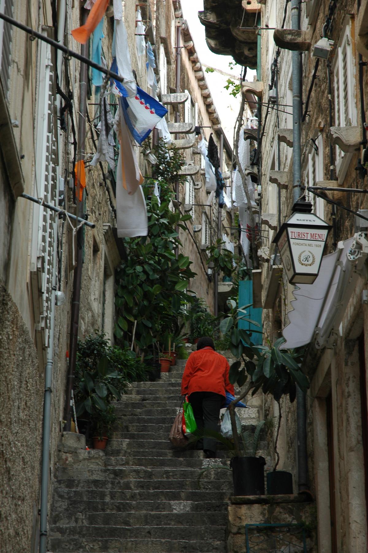 Femme dans les rues de Dubrovnick (Croatie)