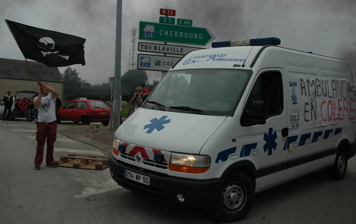 Blocage de la RN 13 par les pêcheurs et les ambulanciers Cherbourg