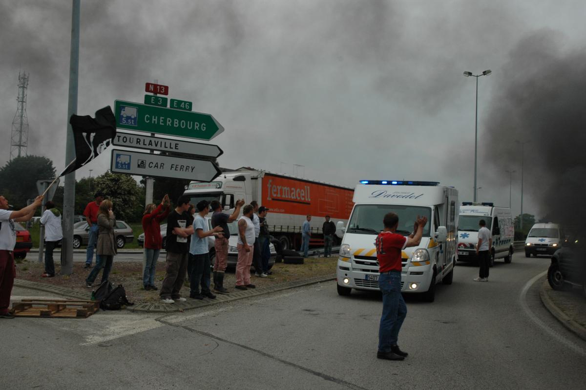 Blocage de la RN 13 par les pêcheurs et les ambulanciers Cherbourg