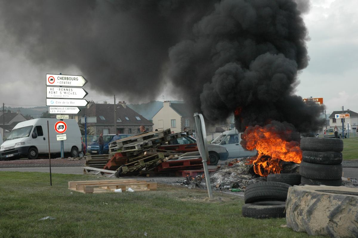 Blocage de la gare maritime par les pêcheurs Cherbourgeois.
