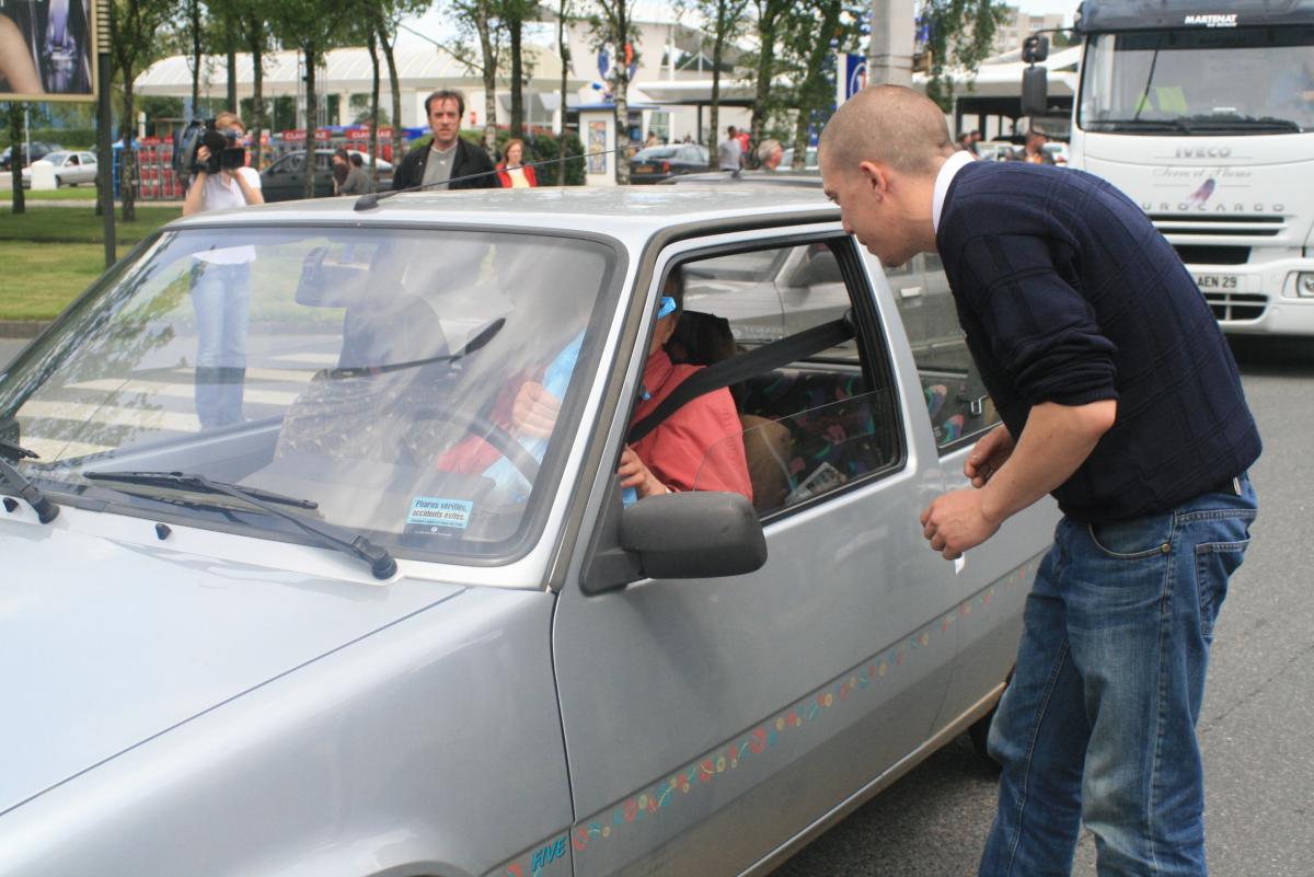 Marin pêcheur dialoguant avec une automobiliste