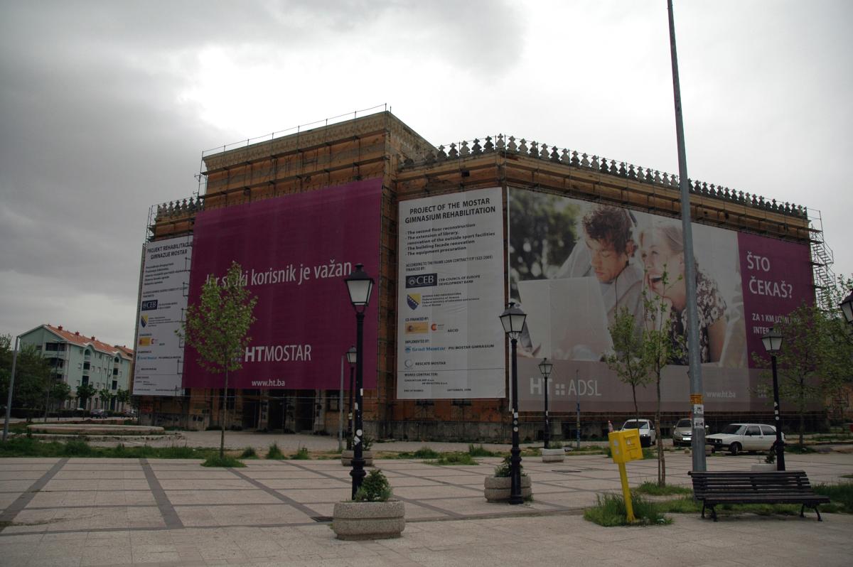 Mostar, quartier Ouest, bâtiment en rénovation.