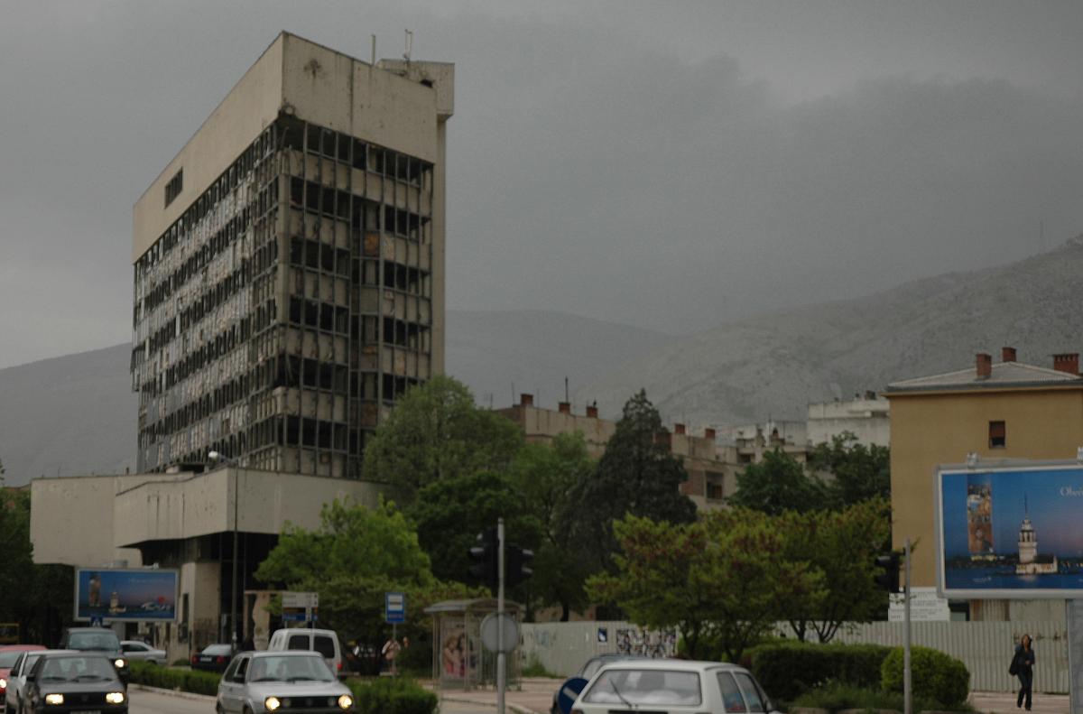 Mostar, quartier Ouest, habitations couvertes d'impacts de tirs.