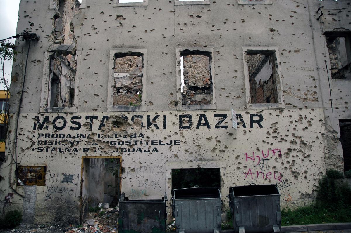 Mostar, quartier Ouest, Ruine couverte d'impacts de tirs.