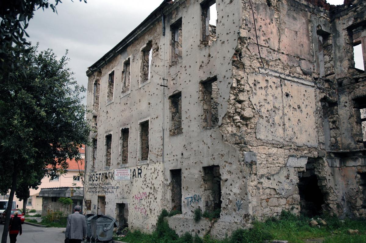Mostar, quartier Ouest, Ruine couverte d'impacts de tirs.