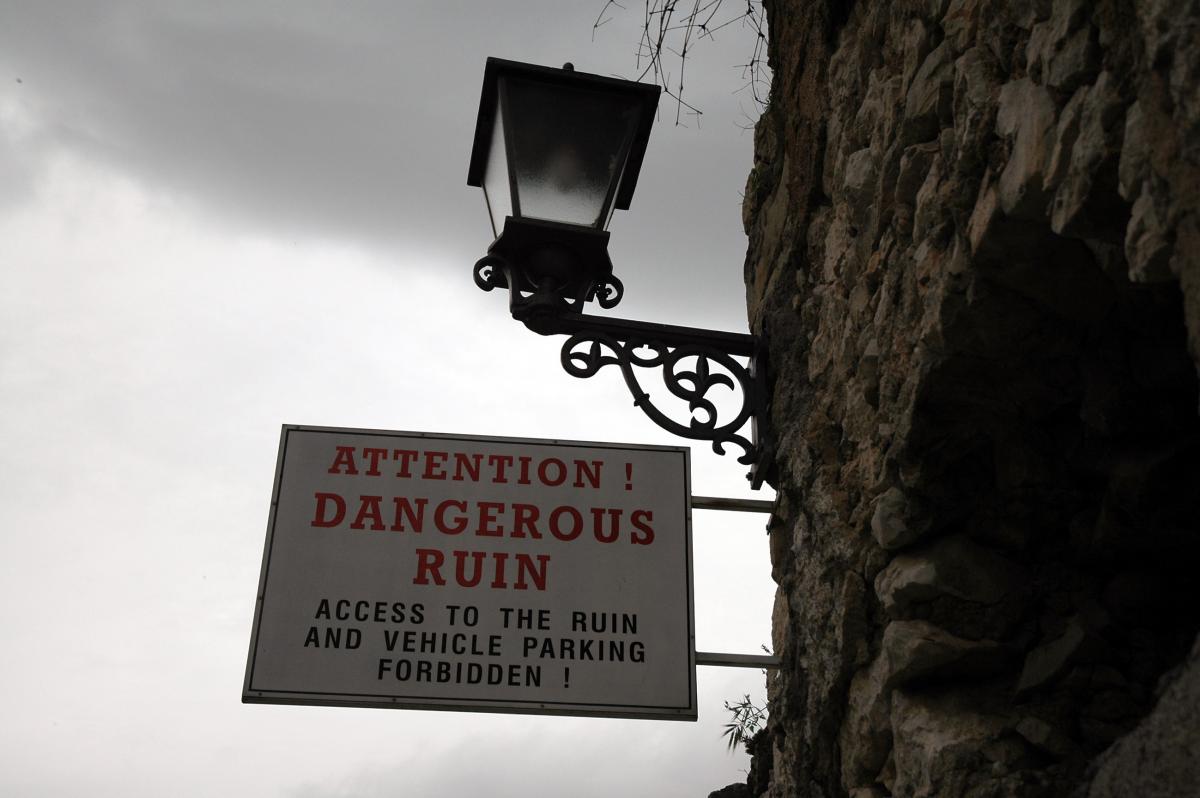 Mostar, quartier Est, pancarte signalant un batiment en ruine.