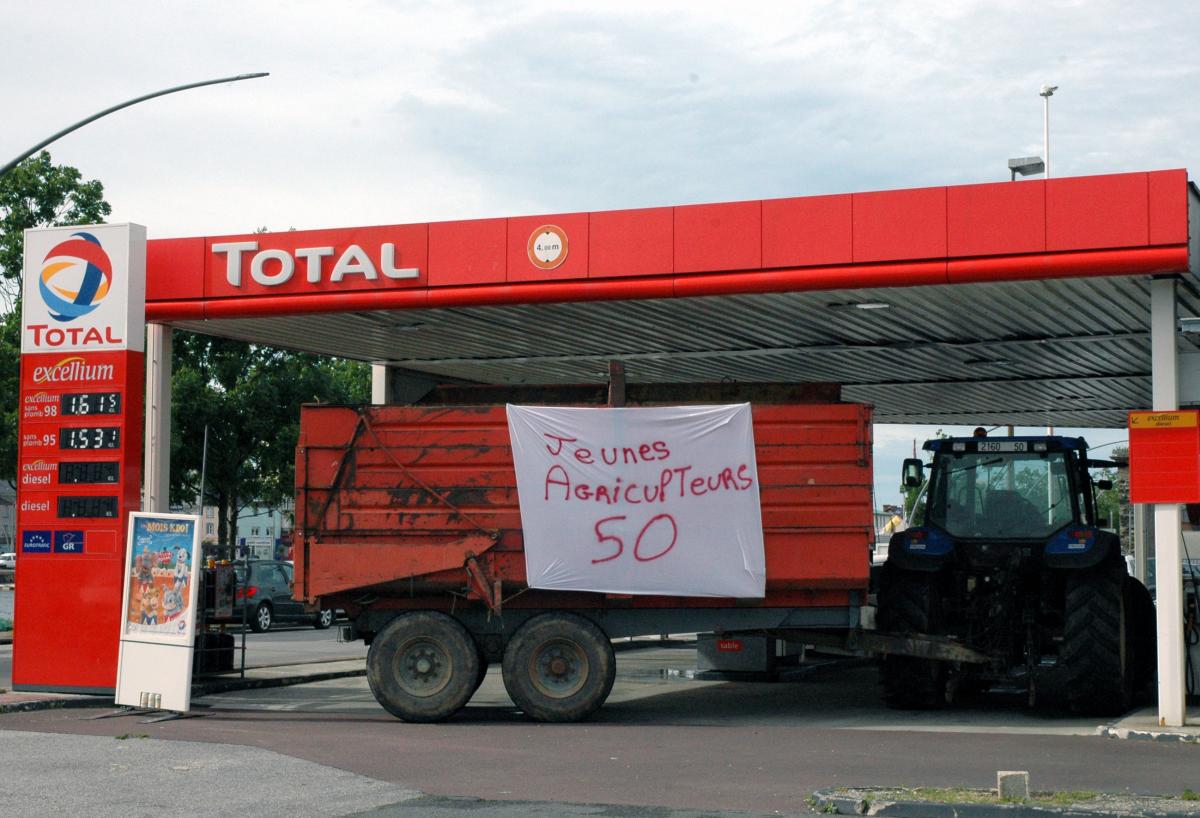 Les jeunes agriculteurs bloquent les stations Total