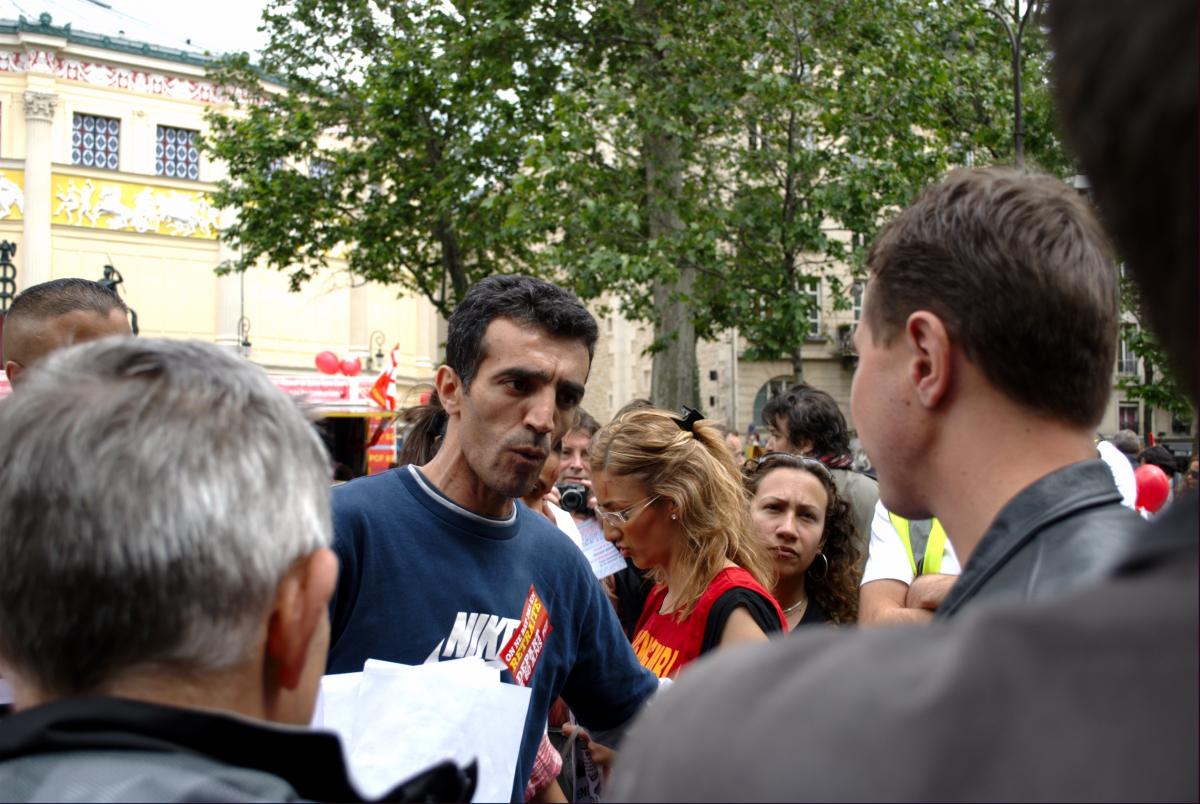 Discussion entre Olivier Besancenot et un manifestant.