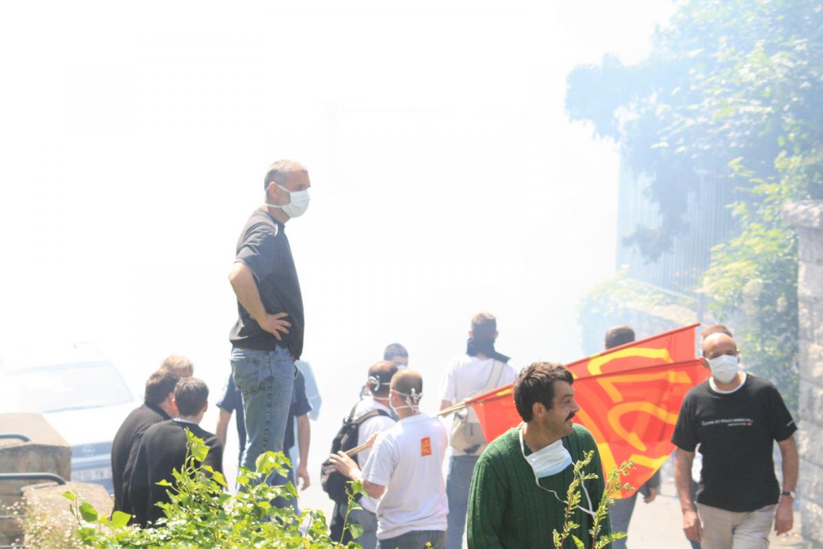 Manifestants face à la sous préfecture du Finistère