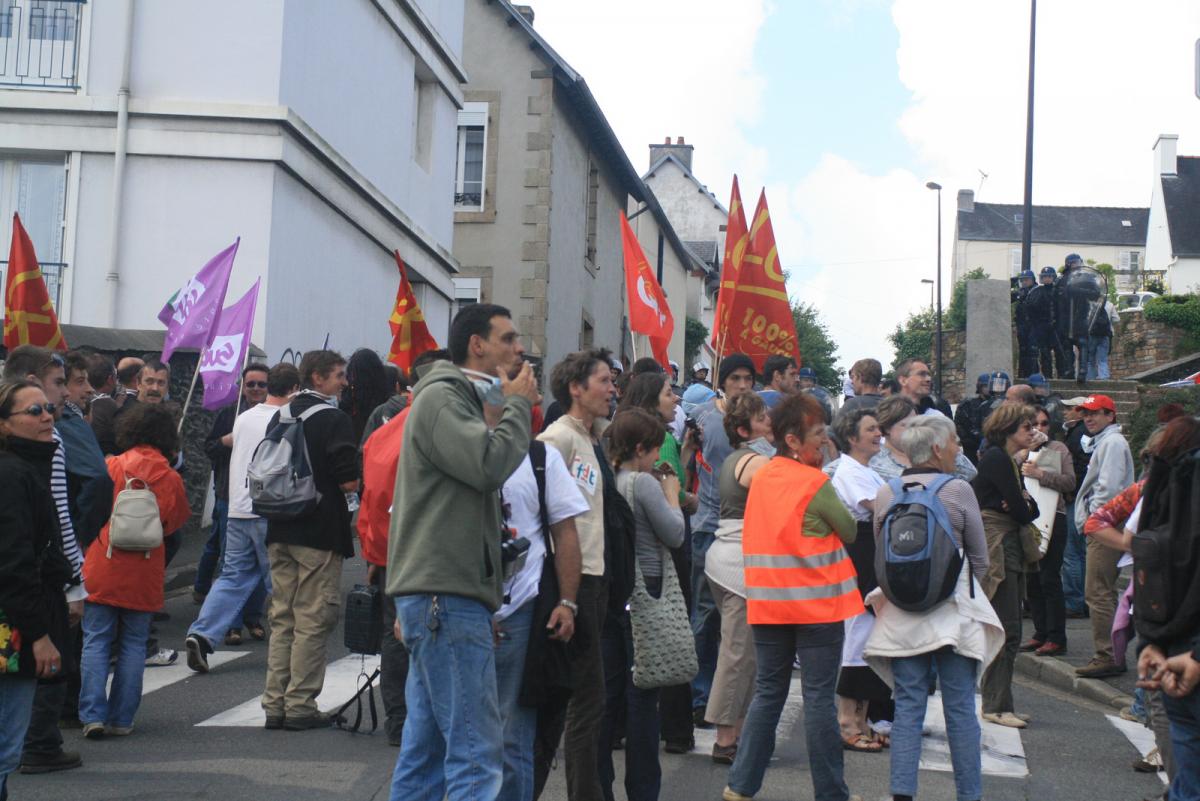 Rassemblement des manifestants devant la sous préfecture du Finistère